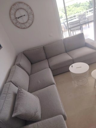 Sofá rinconera gris + puf, 6 plazas.