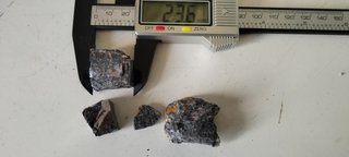 Galena mineral roca negra y gris