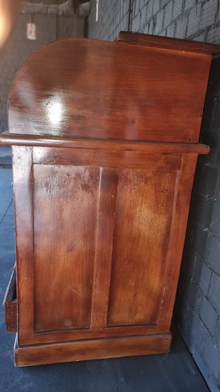 Escritorio de madera con tapa enrollable