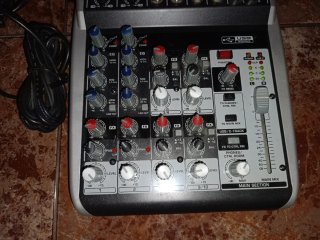 Mesa de mezclas Behringer Xenyx Q1002USB