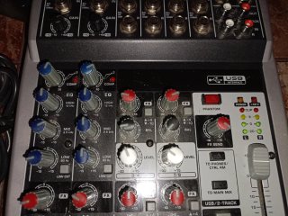 Mesa de mezclas Behringer Xenyx Q1002USB