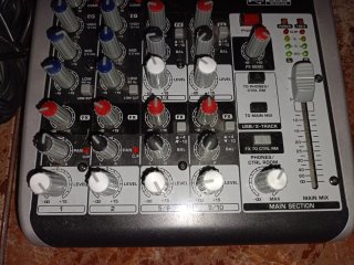 Mesa de mezclas Behringer Xenyx Q1002USB