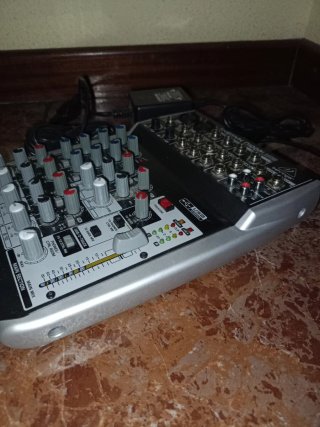 Mesa de mezclas Behringer Xenyx Q1002USB