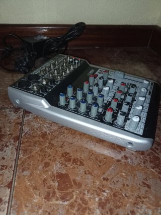 Mesa de mezclas Behringer Xenyx Q1002USB