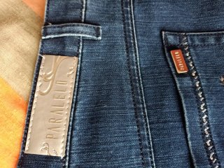 Pantalón vaquero Paralelo con circonitas