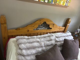 Cabecero de madera con detalles metálicos