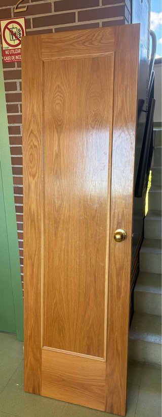 Puerta interior madera color caoba