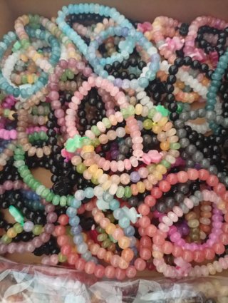 Pulsera de piedra con colgante de oso