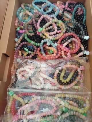 Pulsera de piedra con colgante de oso