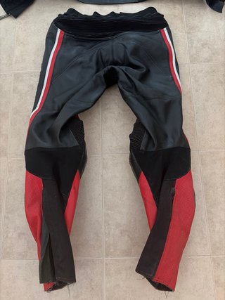 Traje de moto cuero negro, rojo y blanco