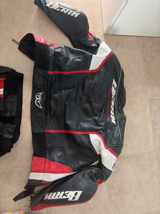 Traje de moto cuero negro, rojo y blanco