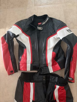 Traje de moto cuero negro, rojo y blanco