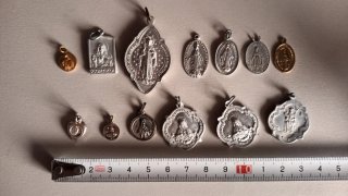 Lote 13 medallas religiosas