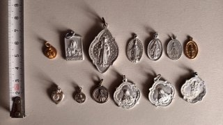 Lote 13 medallas religiosas