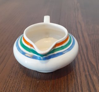 Jarrita crema Gray's Pottery Art Deco, años 30