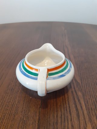 Jarrita crema Gray's Pottery Art Deco, años 30