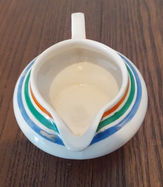 Jarrita crema Gray's Pottery Art Deco, años 30