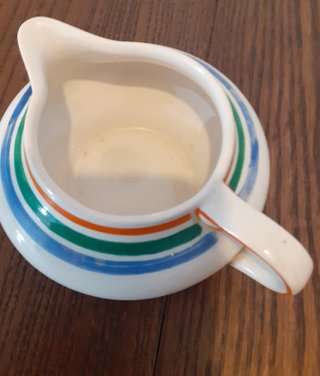 Jarrita crema Gray's Pottery Art Deco, años 30