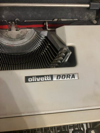 MAQUINA DE ESCRIBIR OLIVETTI DORA