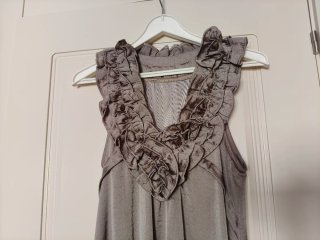 Vestido satinado volante color  topo talla única