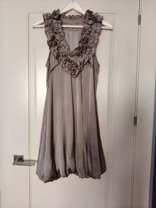 Vestido satinado volante color  topo talla única