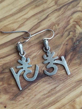 Pendientes Símbolo Ohm. Plata 925