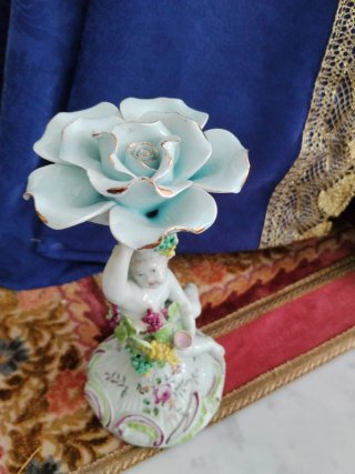 Candelabro porcelana ángel y flores