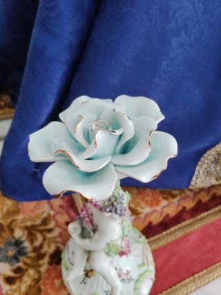 Candelabro porcelana ángel y flores