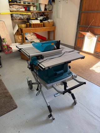 Sierra de mesa Makita MLT100N