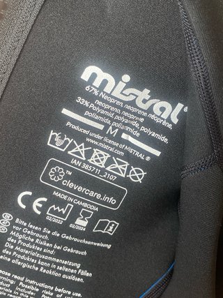 Traje de neopreno azul y negro