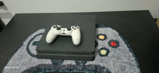 PS4 250GB Negra + Mando Blanco