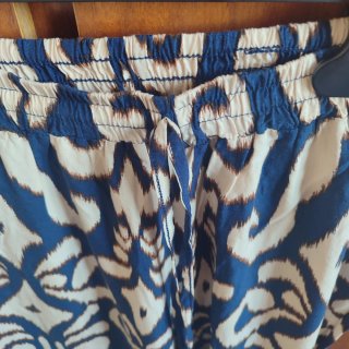 Pantalón fluido estampado talla S