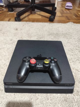 PS4 Slim Negra + 4 Juegos