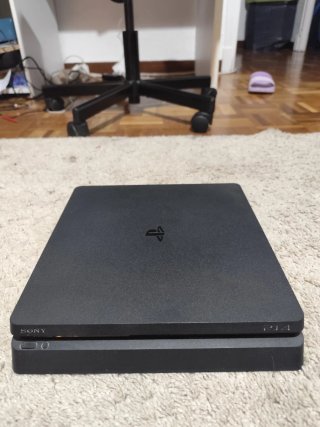 PS4 Slim Negra + 4 Juegos