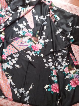 Kimono negro estampado pavo real talla L
