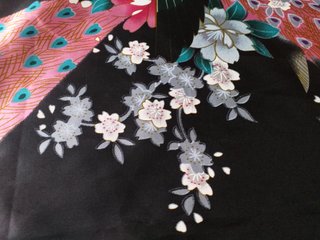 Kimono negro estampado pavo real talla L