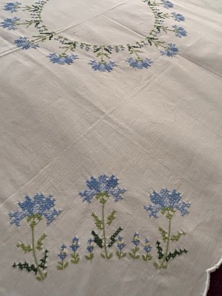 Mantel de merienda bordado flores azules