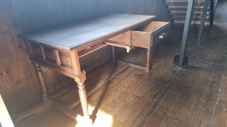 Escritorio de madera antiguo