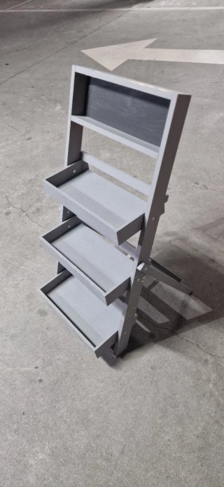 Estantería gris de madera