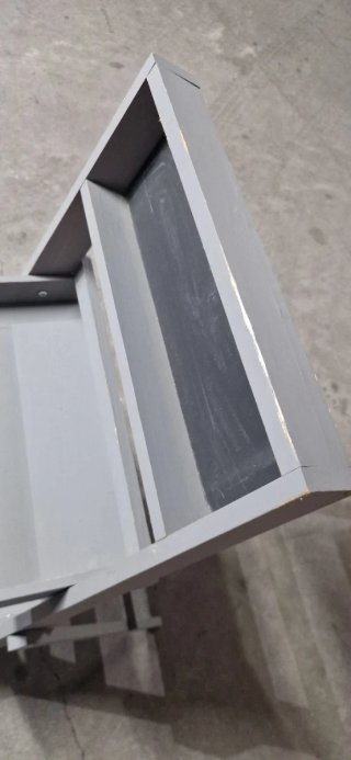 Estantería gris de madera