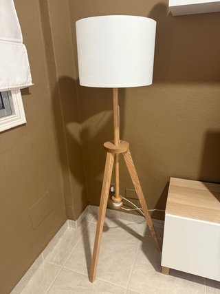 Lámpara de pie trípode Ikea madera y tela