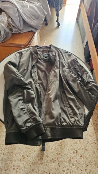 Chaqueta bomber Pull and Bear verde oliva