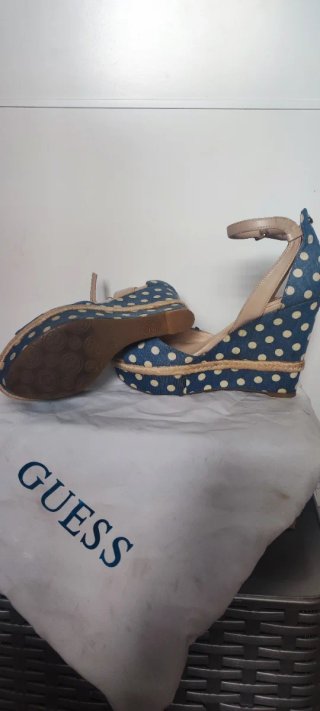Sandalias Guess Cuña Lunares Beige y Azul