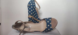 Sandalias Guess Cuña Lunares Beige y Azul
