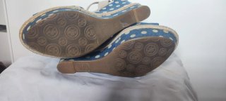 Sandalias Guess Cuña Lunares Beige y Azul