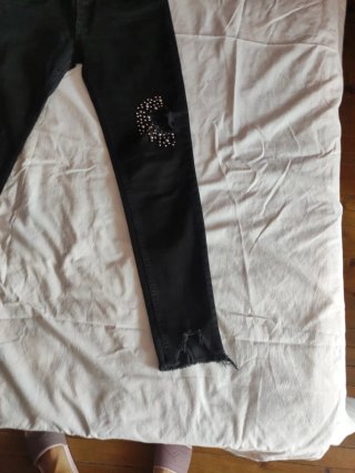 Pantalón vaquero negro con tachuelas