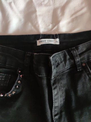 Pantalón vaquero negro con tachuelas