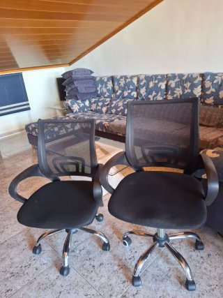 Silla juvenil negra con ruedas