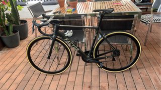 Bicicleta de carretera Factor Negra