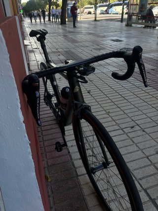 Bicicleta de carretera Factor Negra